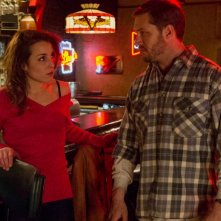 Chi è senza colpa: Tom Hardy e Noomi Rapace discutono al bar