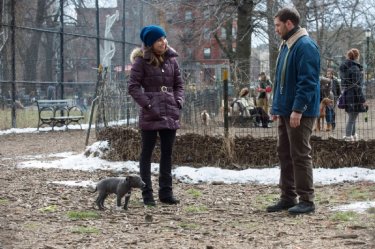 Chi è senza colpa: Tom Hardy e Noomi Rapace passeggiasno al parco