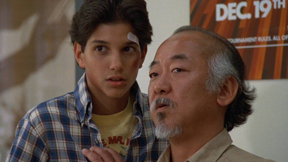 Pat Morita e Ralph Macchio in una scena di Karate Kid