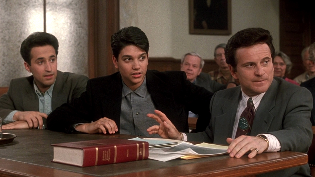 Ralph Macchio e Joe Pesci in una scena di Mio cugino Vincenzo