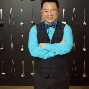 Young & Hungry: Rex Lee in un'immagine promozionale della prima stagione