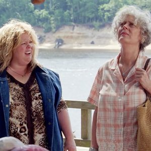 Tammy: Melissa McCarthy e Susan Sarandon osservano le Cascate del Niagara