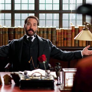 Mr. Selfridge: Jeremy Piven nel primo episodio della serie