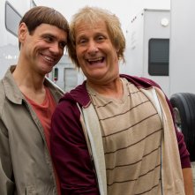 Jim Carrey con Jeff Daniels in una foto dal set di Scemo & + scemo 2