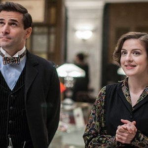 Mr. Selfridge: Grégory Fitoussi in una scena della prima stagione