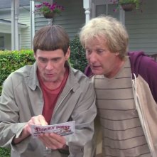 Scemo & + scemo 2: Harry e Lloyd, interpretati da Jeff Daniels e Jim Carrey, in una scena