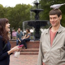 Scemo & + scemo 2: Rachel Melvin e Jim Carrey in una buffa scena del film