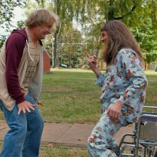 Scemo & + scemo 2: Jeff Daniels con Jim Carrey in una scena del film