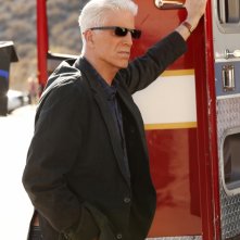 CSI: Ted Danson in una scena dell'episodio Girl Gone Wild