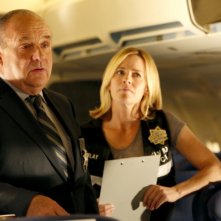 CSI: Paul Guilfoyle ed Elisabeth Shue in una scena dell'episodio Keep Calm and Carry On
