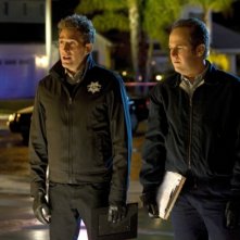 CSI: David Berman ed Eric Szmanda in una scena dell'episodio De Los Muertos