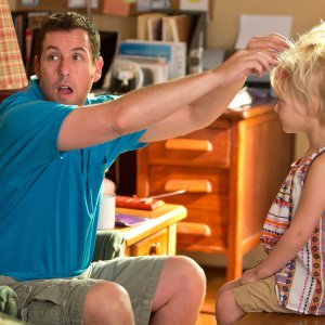 Adam Sandler con Alyvia Alyn Lind in una scena di Insieme per forza