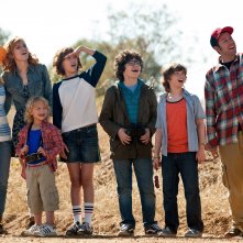 Ragazzi e genitori single durante l'avventura africana in una scena di Insieme per forza