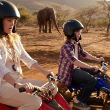 Kyle Red Silverstein insieme a Drew Barrymore in una scena di Insieme per forza