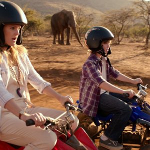 Kyle Red Silverstein insieme a Drew Barrymore in una scena di Insieme per forza