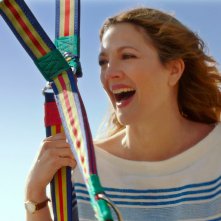 Drew Barrymore fluttua in aria in una scena di Insieme per forza