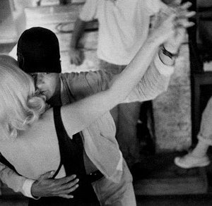 Eli Wallach si stringe a Marilyn Monroe ne Gli spostati