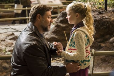 Fathers and Daughters: Russell Crowe con Kylie Rogers in un tenero momento del film