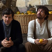 Si accettano miracoli: Alessandro Siani con Fabio De Luigi in una scena del film