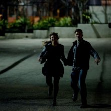 Anarchia - La notte del giudizio: Kiele Sanchez e Zach Gilford in una scena del film