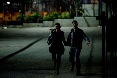 Anarchia - La notte del giudizio: Kiele Sanchez e Zach Gilford in una scena del film