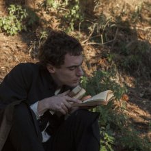 Il giovane favoloso: Elio Germano nei panni di Giacomo Leopardi in una scena del film