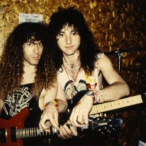 Jason Becker: Ancora vivo, Jason Becker con Marty Friedman (fondatori dei Cacophony) in una scena del documentario