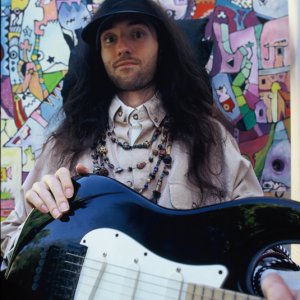 Jason Becker: Ancora vivo, il celebre chitarrista ammalatosi di Sla in una scena del documentario a lui dedicato