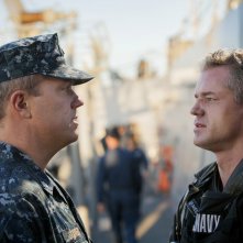 The Last Ship: Eric Dane con Adam Baldwin nell'episodio Welcome to Gitmo