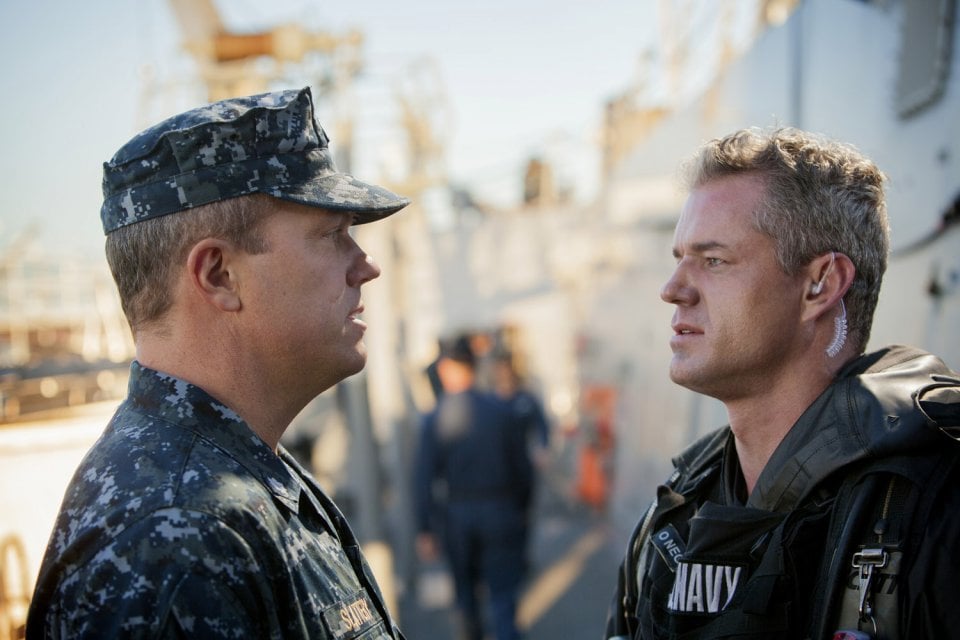 The Last Ship: Eric Dane con Adam Baldwin nell'episodio Welcome to Gitmo