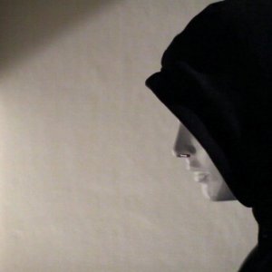 Surrounded: l'aggressore mascherato in una scena dell'horror