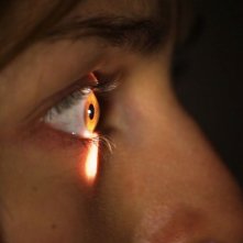 Surrounded: la protagonista Tatiana Luter in un'inquietante scena dell'horror