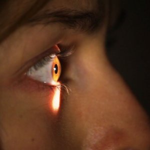 Surrounded: la protagonista Tatiana Luter in un'inquietante scena dell'horror