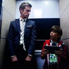 Babysitting: Philippe Lacheau babysitter di Enzo Tomasini in una scena del film