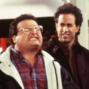 Seinfeld: Wayne Knight e Jerry in una scena della seire