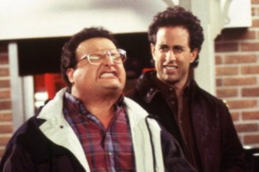 Seinfeld: Wayne Knight e Jerry in una scena della seire