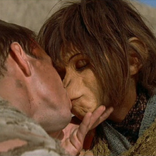 Planet of the Apes - Il pianeta delle scimmie: Mark Wahlberg bacia Helena Bonham Carter