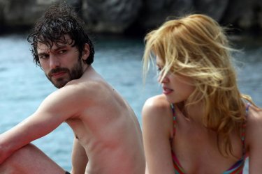 L'estate sta finendo: Fabio Ghidoni con Nathalie Rapti Gomezuna in una scena del film