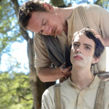 Slow West: Michael Fassbender fa la barba a Kodi Smit-McPhee