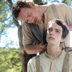 Slow West: Michael Fassbender fa la barba a Kodi Smit-McPhee