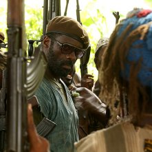 Beasts of No Nation: la prima immagine di Idris Elba circondato da comparse