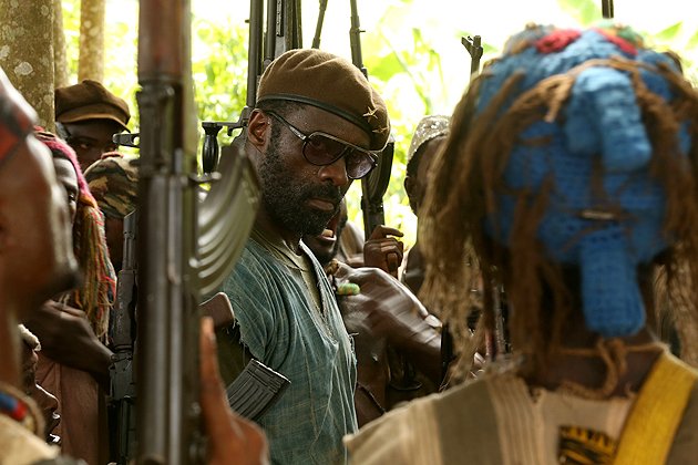 Beasts of No Nation: la prima immagine di Idris Elba circondato da comparse