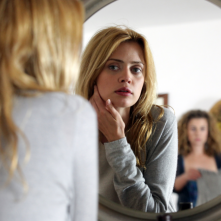 L'estate sta finendo: Nathalie Rapti Gomez in una scena del film