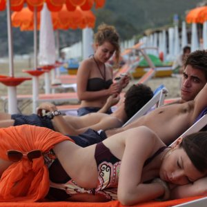 L'estate sta finendo: Marco Rossetti e Ilaria Giachi in una scena