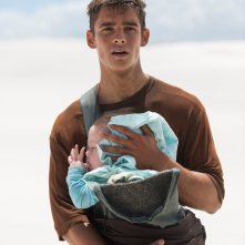 The Giver - Il mondo di Jonas: Brenton Thwaites stringe un bambino in braccio