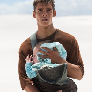 The Giver - Il mondo di Jonas: Brenton Thwaites stringe un bambino in braccio