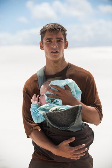 The Giver - Il mondo di Jonas: Brenton Thwaites stringe un bambino in braccio
