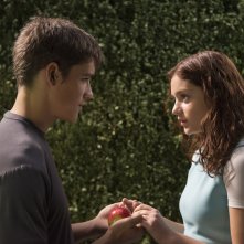 The Giver - Il mondo di Jonas: una romantica immagine di Brenton Thwaites e Odeya Rush