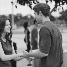The Giver - Il mondo di Jonas: Brenton Thwaites e Odeya Rush appaiono felici in versione bianco e nero