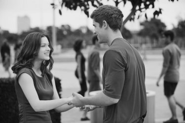 The Giver - Il mondo di Jonas: Brenton Thwaites e Odeya Rush appaiono felici in versione bianco e nero